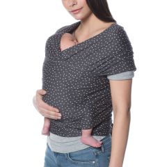 Mama draagt de baby op de buik met gezicht naar haar toe in Aura Wrap Twinkle Grey draagzak